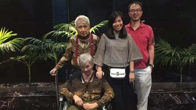 Amelia Chen bersama keluarga