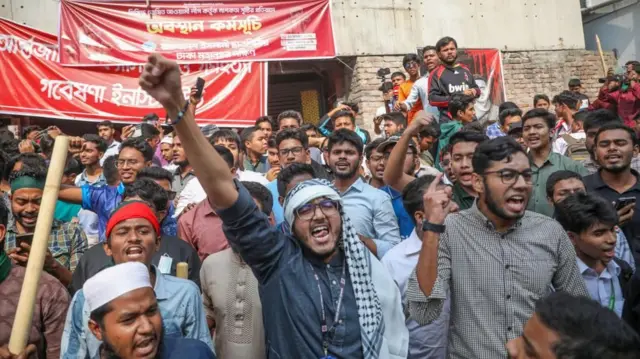 हसिनाको पार्टी अवामी लीगविरुद्ध प्रदर्शन गर्दै अन्य दलका कार्यकर्ताहरू (फाइल तस्बिर)