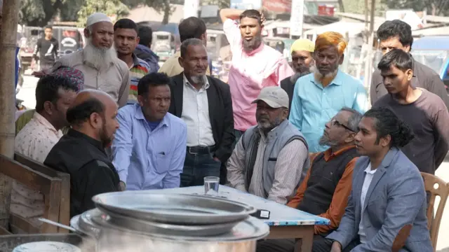 তেঁতুলিয়া বাজারে আওয়ামী লীগের মাঠ পর্যায়ের নেতাদের সঙ্গে আলাপে বিবিসির সংবাদদাতা