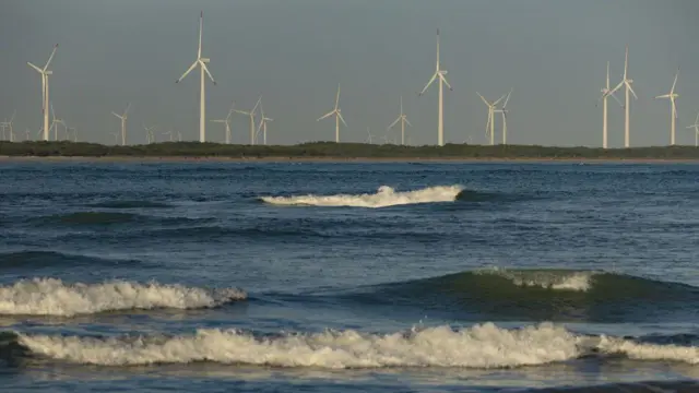Turbinas de geração eólica à beira do mar