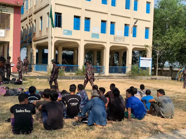 পালিয়ে আসা মিয়ানমার সীমান্তরক্ষী বাহিনীর সদস্যরা আশ্রয় নিয়েছেন রহমতের বিল সরকারি প্রাথমিক বিদ্যালয় স্কুল কেন্দ্রে