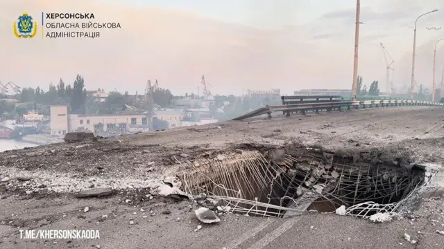 пошкоджений міст на острів Корабел у Херсоні