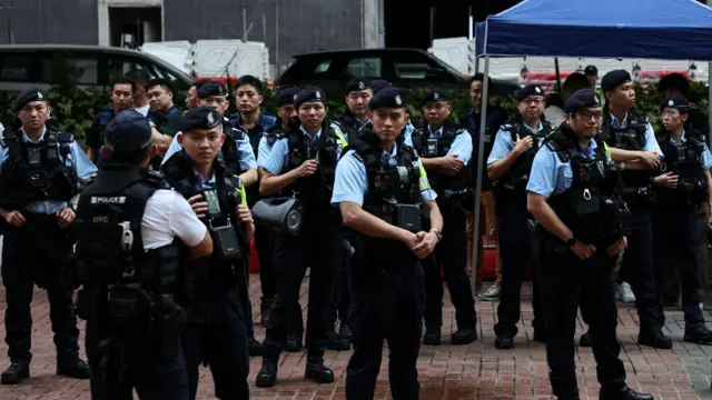 香港西九龙裁判法院外大批身穿防刺背心的警员在部署(21/8/2026)