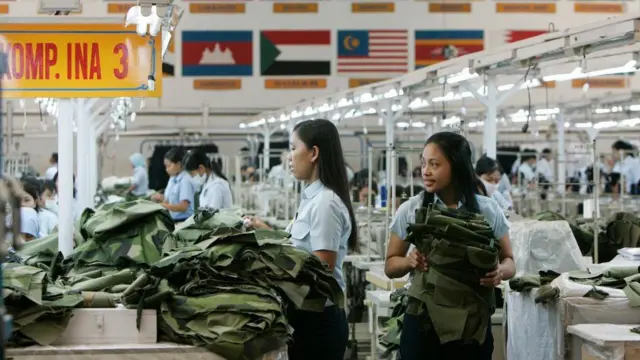 Dalam beberapa kasus yang dilaporkan buruh garmen kepada FSBPI, kata Jumisih, buruh perempuan yang berstatus kontrak diminta mengundurkan diri ketika hendak mengajukan cuti melahirkan. 