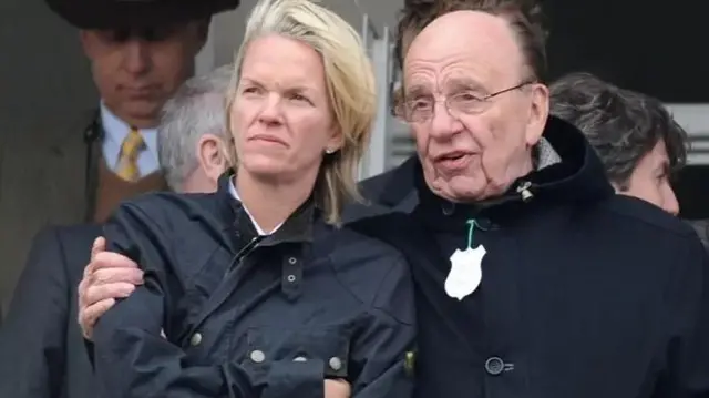 روپرت مرداک دست در پشت دخترش الیزابت مرداک به دوردستی نگاه می‌کنند