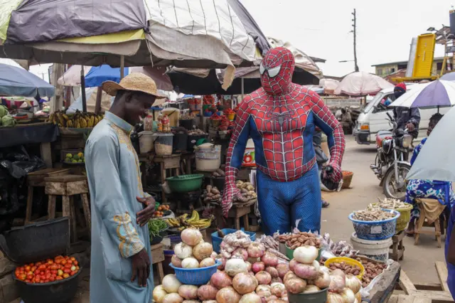 Spider-Man ɗin Najeriya ke nan. Wannan wani magidanci ne da ke fafatikar kare gurɓacewar muhalli a birnin Osogbo da ke kudu maso yammacin jihar Osun a Najeriya.