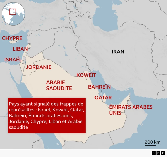Une carte régionale de la BBC mettant en évidence l'Iran en blanc, son nom étant en noir. Les pays visés par les attaques iraniennes sont indiqués en rouge : Israël, Koweït, Qatar, Bahreïn, Émirats arabes unis, Jordanie, Chypre, Liban et Arabie saoudite. Les pays limitrophes sont grisés. Veuillez traduire tous les mots ici pour les personnes malvoyantes.