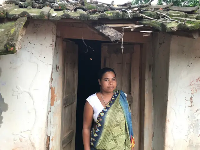 सूरजमुनि हेंब्रम टूटे घर में रहती हैं