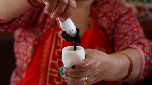 य:मरी बनाउँदै महिला