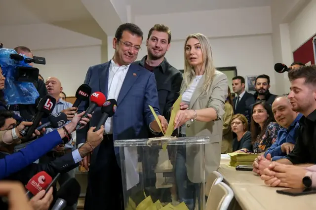 Эрем Имамоглу жубайы менен добуш берүү учрунда. 2023-жыл