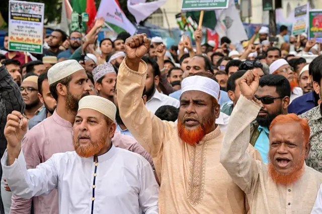 দলের একটি মিছিলে সেক্রেটারি জেনারেল মিয়া গোলাম পরওয়ার সহ দলের নেতাদের দেখা যাচ্ছে