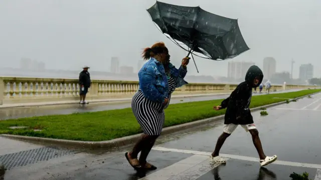 Pipo dey waka under di wind and rain