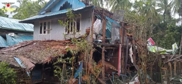 ဩဂုတ် ၂၁ ရက်က ငပလီ နဲ့ ညောင်ချောင်းကျေးရွာ ကို စစ်တပ်က ဗုံးကြဲတိုက်ခိုက်မှုအပြီး မြင်ကွင်း


