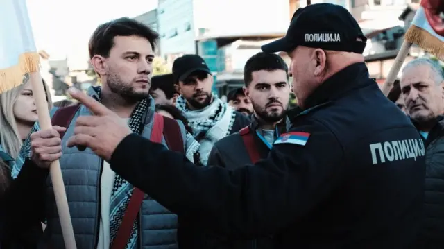 mladi koji pešače iz Novog Pazara ka Novom Sadu