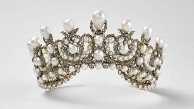 నెపోలియన్ III భార్య, ఎంప్రెస్ యూజీని కిరీటాన్ని కూడా దొంగిలించారు