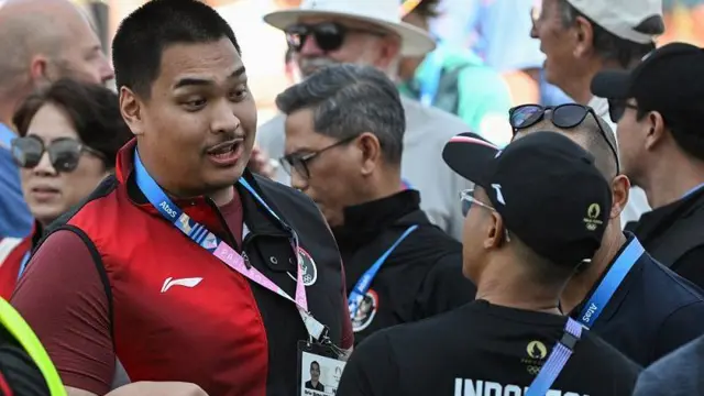 Menpora Dito Ariotedjo berbincang dengan delegasi saat menyaksikan kualifikasi panjat tebing nomor speed putra Olimpiade Paris 2024 di Le Bourget Climbing Venue, Paris, Prancis, Selasa (6/8/2024).