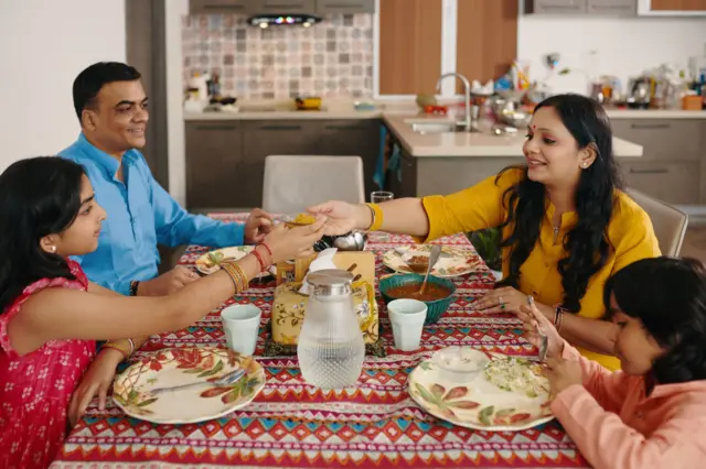 পরিবারের প্রত্যেক সদস্যের প্রয়োজনের কথা মাথায় রেখে খাবার পরিবেশন করা উচিত বলে জানিয়েছেন বিশেষজ্ঞরা