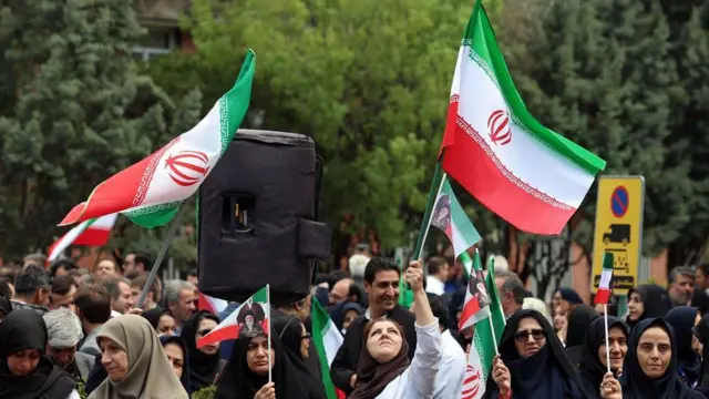 तेहरान में महिला प्रदर्शनकारी