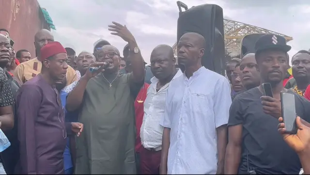 Aworan Nnamdi to n ba awọn ọlọja sọrọ ni ọja Alaba