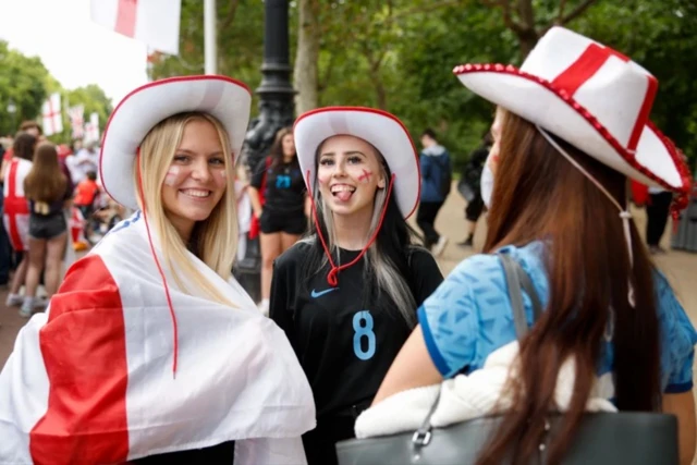 Фанатки с флагами Англии