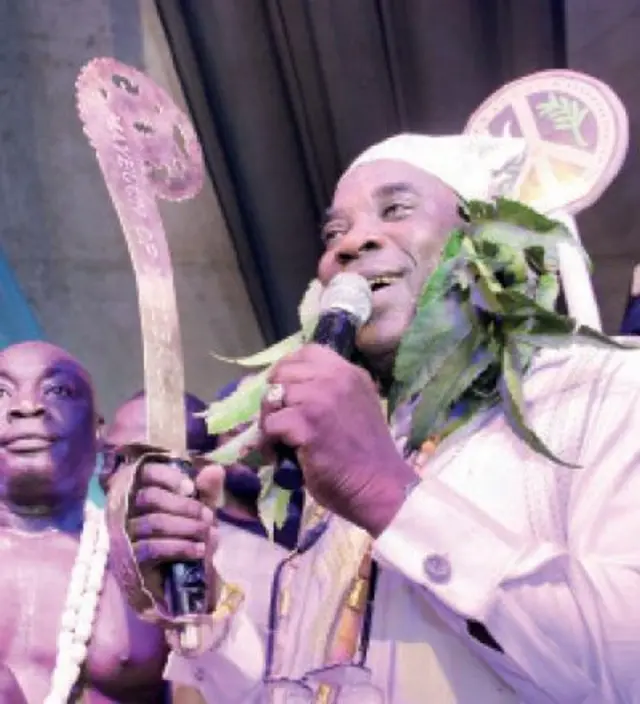 Aworan Wasiu Ayinde nigba ti wọn ja ewe oye Mayegun fun un