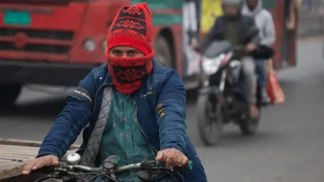 শীতের কারণে দিনের বেলায় গরম কাপড় পরে বের হতে হচ্ছে