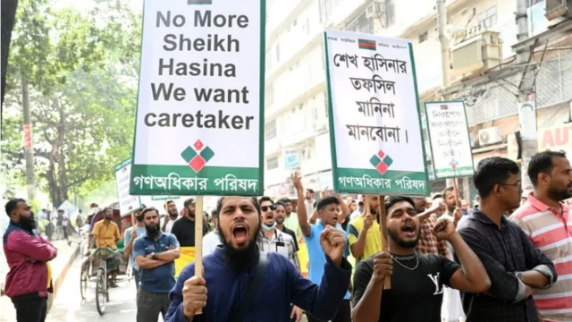 வங்கதேச பிரதமர் ஷேக் ஹசீனாவின் ஆட்சி சர்வாதிகாரத்தை நோக்கி செல்வதாக எழும் விமர்சனங்கள்