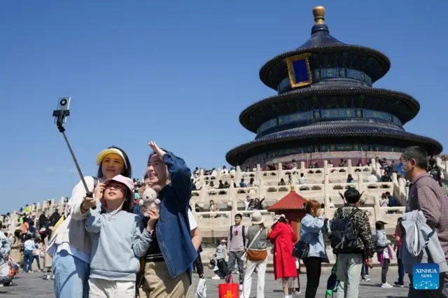 Watu wakijipiga picha za selfie kwenye Hekalu la Tiantan  Beijing, Mji Mkuu wa China, Aprili 29, 2023. (Xinhua/Ju Huanzong)