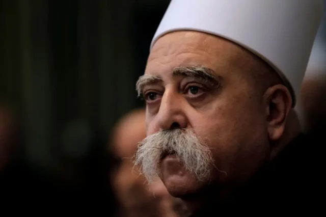 رئیس جامعه دروزی در اسرائیل، شیخ موفق طریف، با سبیل بزرگ بدون ریش و کلاهی سفید
