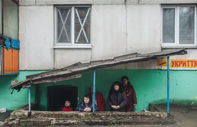 Лисичанск шаарынын тургундары бомбадан коргонуу максатында жер төлөдө жашап жатышат, 2022-жылдын апрели