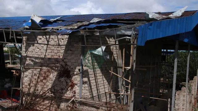 စစ်ကောင်စီလေတပ် ဗုံးလာကြဲပြီးနောက် ပျက်စီးသွားတဲ့ လူနေအိမ်တစ်လုံး