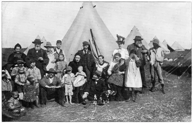 Familles boers dans un camp de concentration à Eshowe, au Zululand, en 1900. Deuxième guerre des Boers, 1899-1902