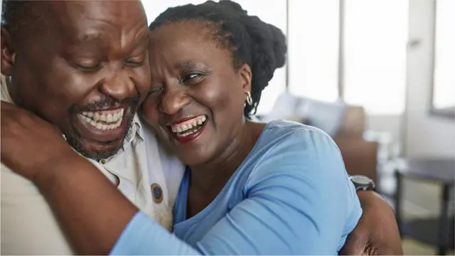 Mwanamume na mwanamke wakicheka