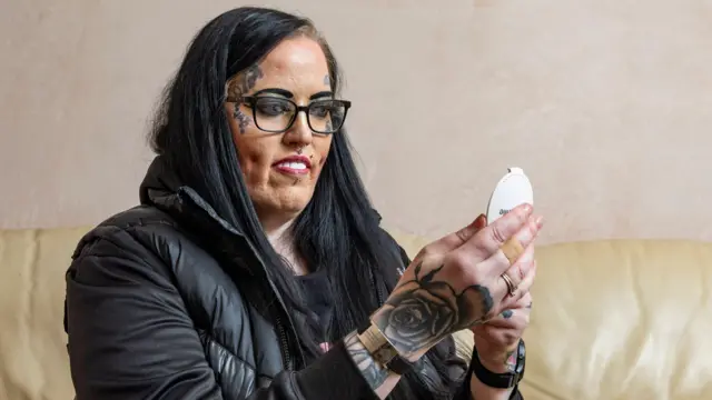 دانتوں پر خول چڑھا کر سٹیسی آئینہ دیکھ رہی ہیں