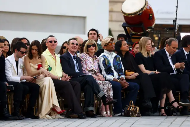 آنا وینتور، سردبیر ووگ، در کنار مدیر خلاقیت لویی ویتون، فارل ویلیامز، در ردیف اول و مهمانان ویژه نمایش را تماشا کردند.