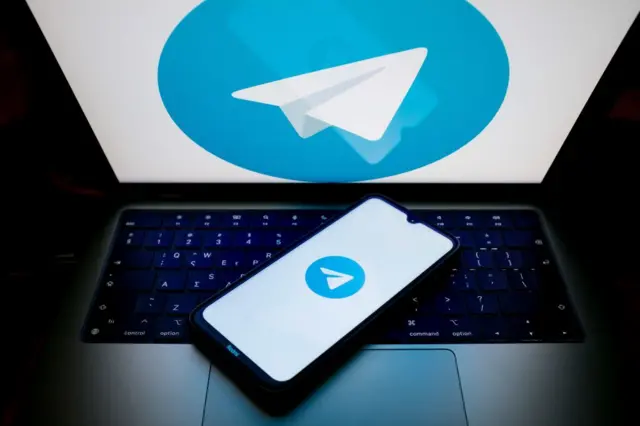 Celular e computador com Telegram