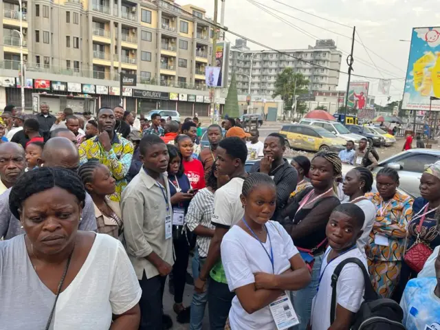 Des personnes attendent dehors pour voter