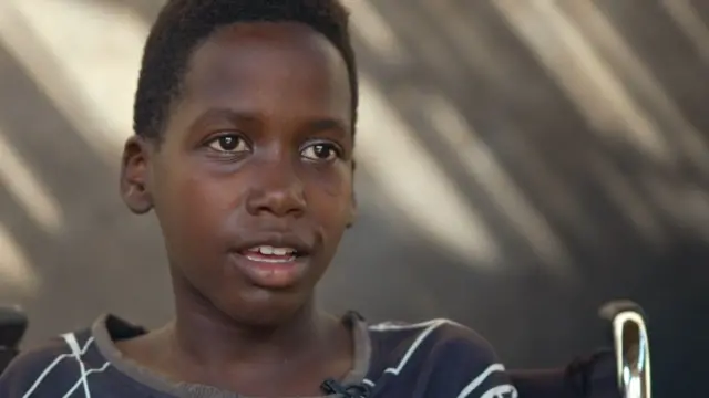 ዛሄር፡ ብእግረይ ናብ ገዛይን ቤት ትምህርቲ መታን ክኸይድ፡ ኣእጋረይ እንተዝዕረ ደስ ምበለኒ ይብል