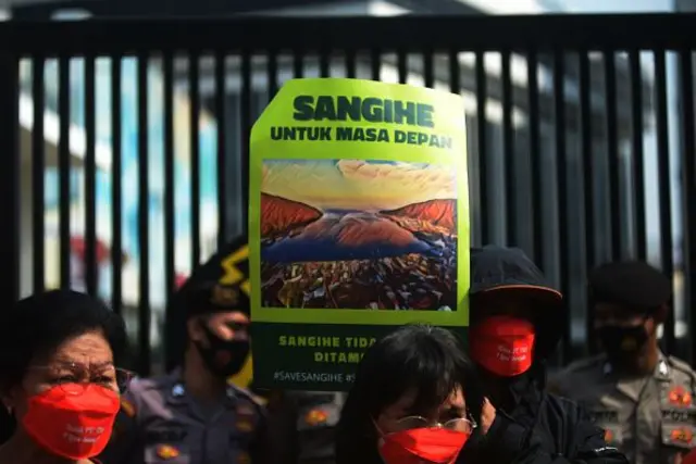 Warga pulau kecil Sangihe menggelar demonstrasi di depan gedung Direktorat Jenderal Mineral dan Batubara ESDM, Jakarta, Indonesia, pada 7 Juli 2022. Tindakan tersebut menuntut untuk memperjuangkan hak atas ruang hidup dari penambangan emas PT. Tambang Mas Sangihe (TMS) yang secara legal menambang emas tidak lagi memiliki izin operasi penambangan untuk lingkungan pulau Sangihe 