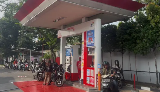 Antrean pengisian Pertalite di salah satu SPBU di Bandung, Jawa Barat.