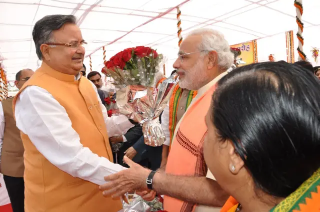 प्रधानमंत्री नरेंद्र मोदी के साथ डॉक्टर रमन सिंह