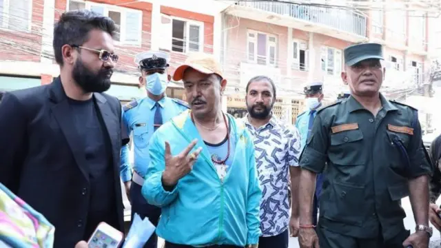 बालेनको साथमा राजु पाण्डे 