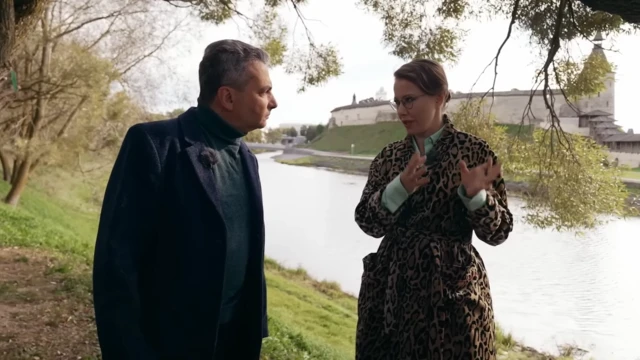 Лев Шлосберг разговаривает с Ксенией Собчак на фоне Псковского Кремля