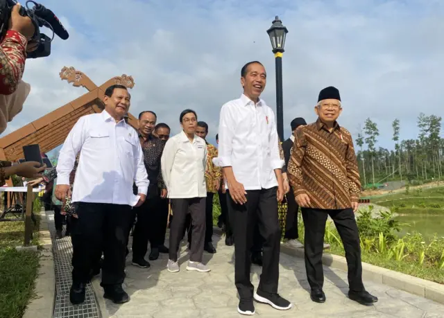 Prabowo Subianto, presidente electo de Indonesia, izquierda, Joko Widodo, presidente, centro, y Ma'ruf Amin, vicepresidente, visitan una reserva en Nusantara.