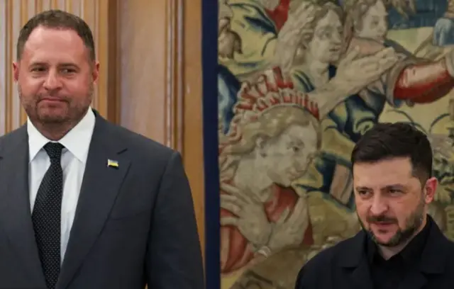 Єрмак у сірому костюмі з краваткою стоїть поруч з Зеленським у чорному піджаку. Обоє посміхаються 