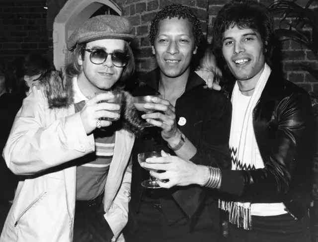El cantautor Elton John (Reginald Dwight) con la estrella de musicales Peter Straker, y Freddie Mercury (Frederick Bulsara, 1946 - 1991), cantante del grupo Queen.