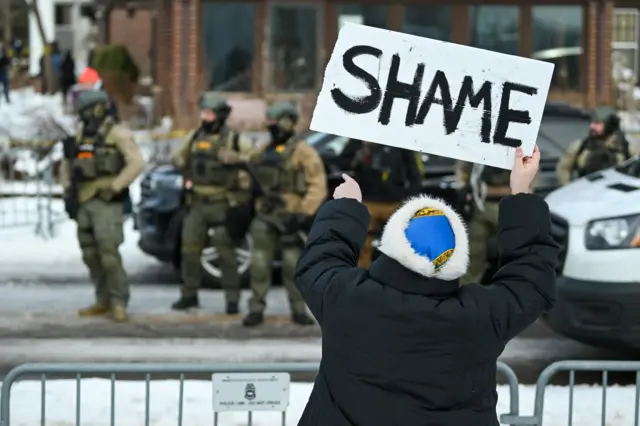 Policajac ICE-a je pucao i ubio ženu koja je vozila automobil i blokirala savezne agente dok su sprovodili imigracione operacije u južnom Mineapolisu.