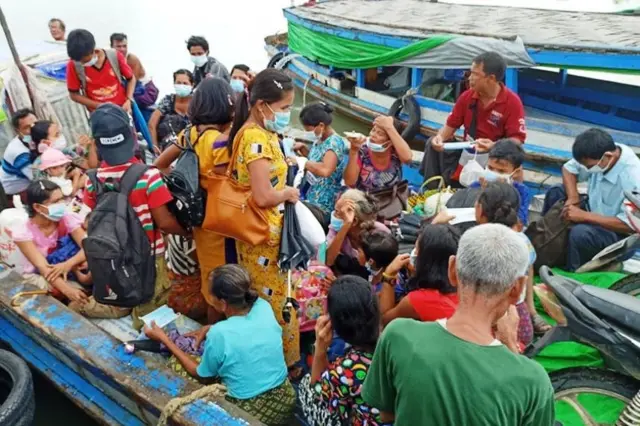 တိုက်ပွဲတွေကြောင့် ကျေးရွာတွေမှာ အိမ်တွေ မီးလောင်ပျက်စီးတာတွေ ရှိခဲ့