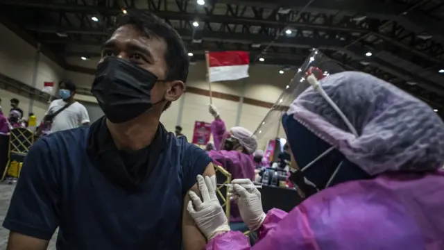 Tenaga kesehatan menyuntikkan vaksin COVD-19 kepada warga di Jakarta Convention Center (JCC), Senayan, Jakarta, Sabtu (31/07).