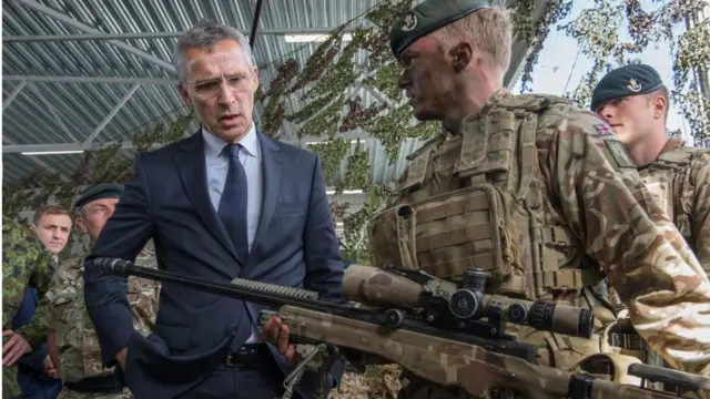 Генсек НАТО Йенс Столтенберг инспектирует базу в Тапа